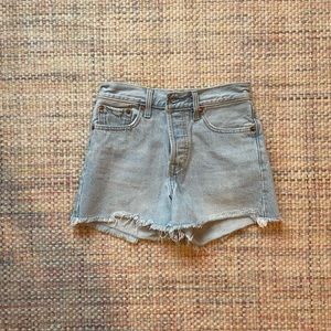 levi’s light blue denim shorts in size 23